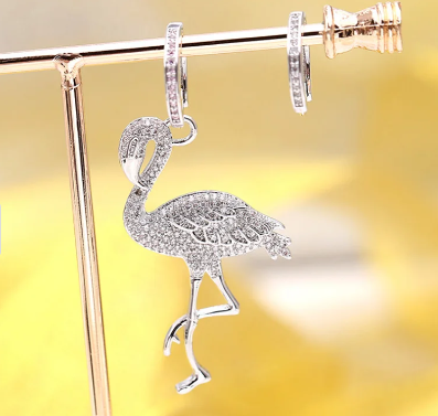 boucle d'oreille flamant rose et perle asymétrique dépareillé