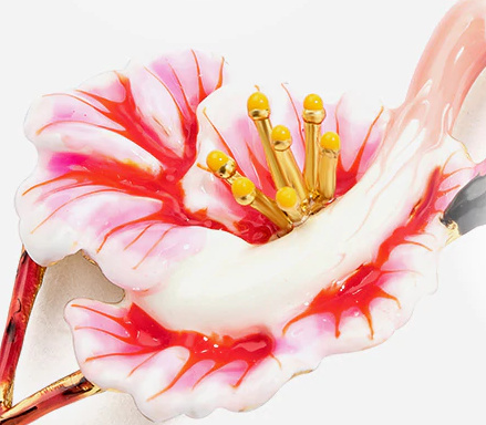 detail du bijou fait main flamant rose