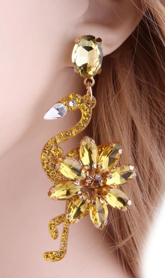 boucle pour les oreilles avec flamant rose en or