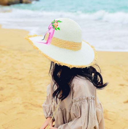 chapeau chic en paille avec flamant rose