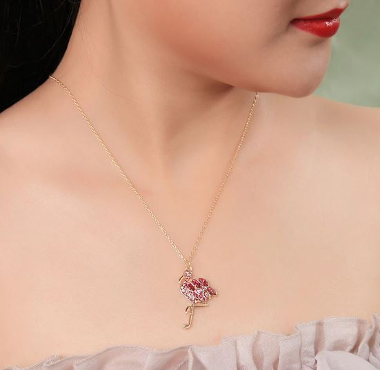 collier or flamant rose