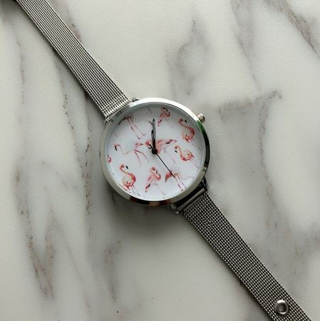 montre avec un gros cadran flamant rose