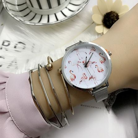 grosse montre acier argent flamant rose