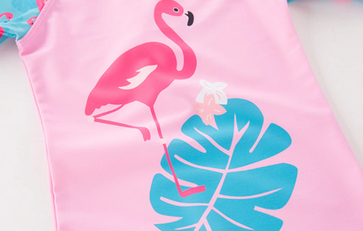 flamant rose et maillot bleu anti rayon du soleil