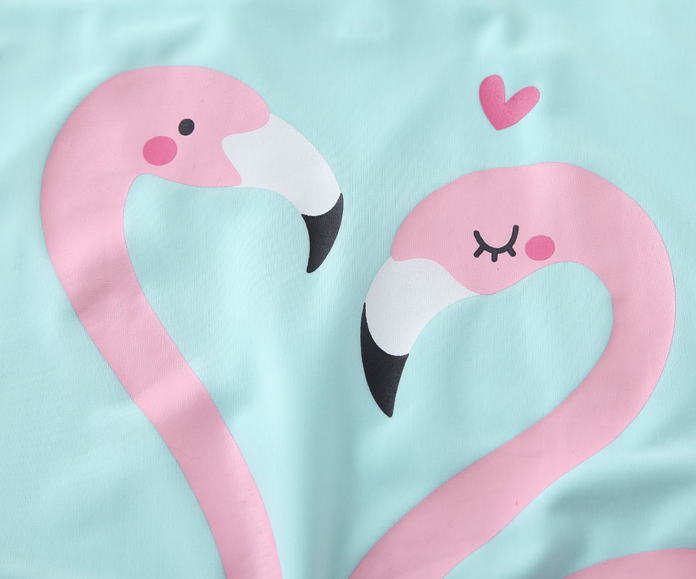 beaux flamants roses sur maillot de bain fille