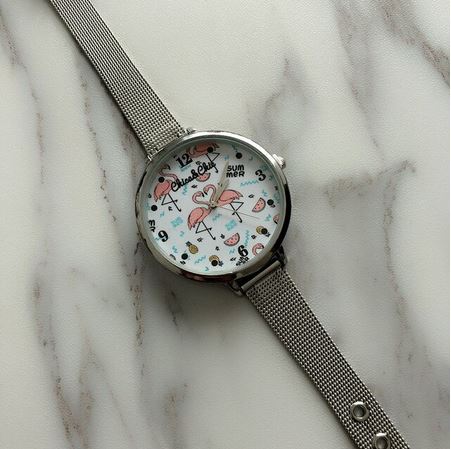 montre argentée flamant rose ananas