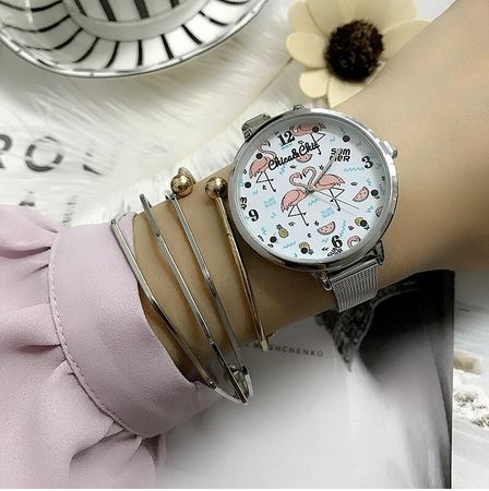 belle montre tendance avec flamant rose et ananas