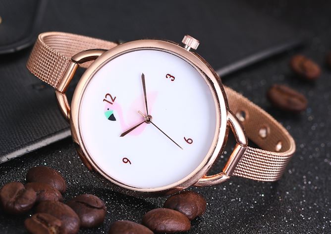 montre en or rose avec flamant rose