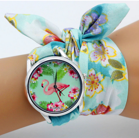 montre a nouer au poignet avec flamant rose