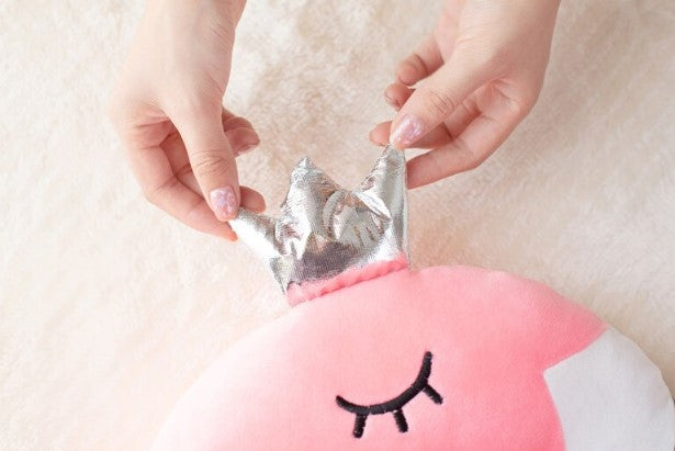peluche tissu flamant rose couronne argent