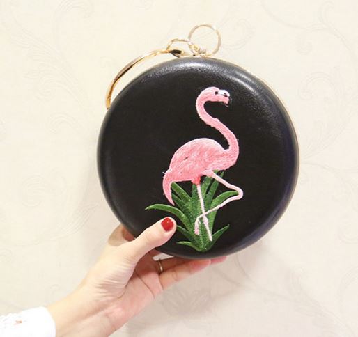 pochette ronde noire flamant rose brodé soirée