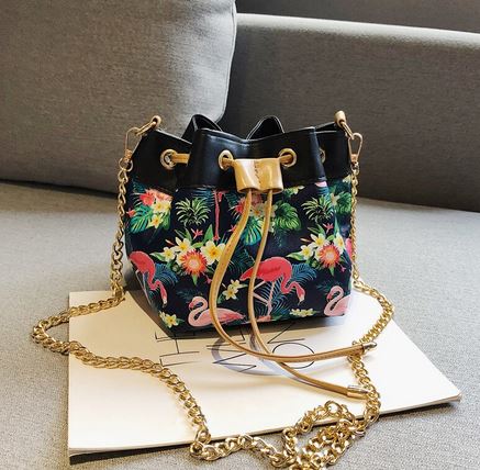 sac chic boule flamant rose chainette or