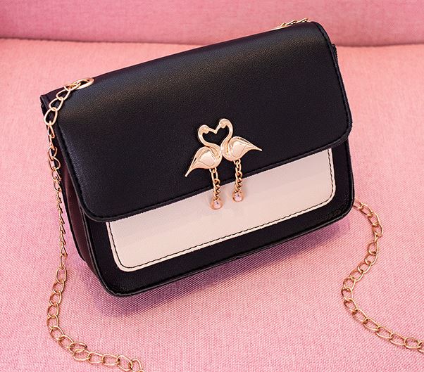 sac cuir noir chainette or et flamant rose