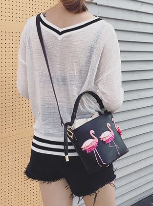 sac a main flamant rose broderie rose sur cuir noir