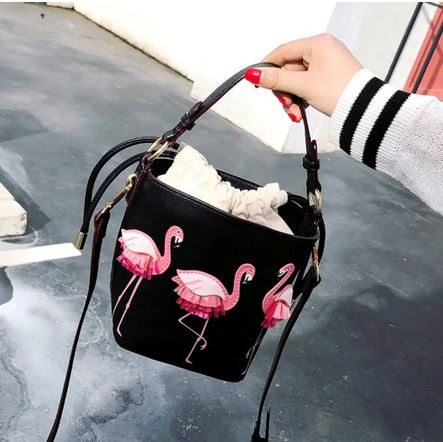 sac a main en cuir noir avec flamant rose