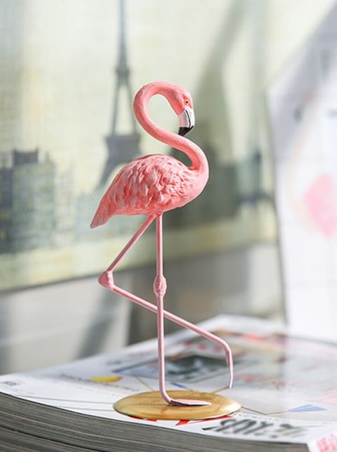 statue flamant rose sur une patte