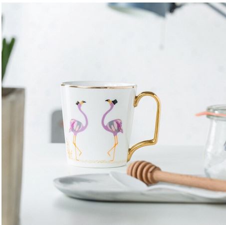 tasse avec flamant rose et anse dore