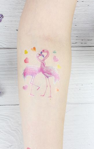 Tatouage Flamant Rose Câlin modele pastel femme enfant