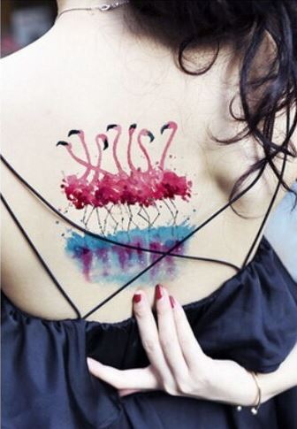 tatouage flamant rose femme dos