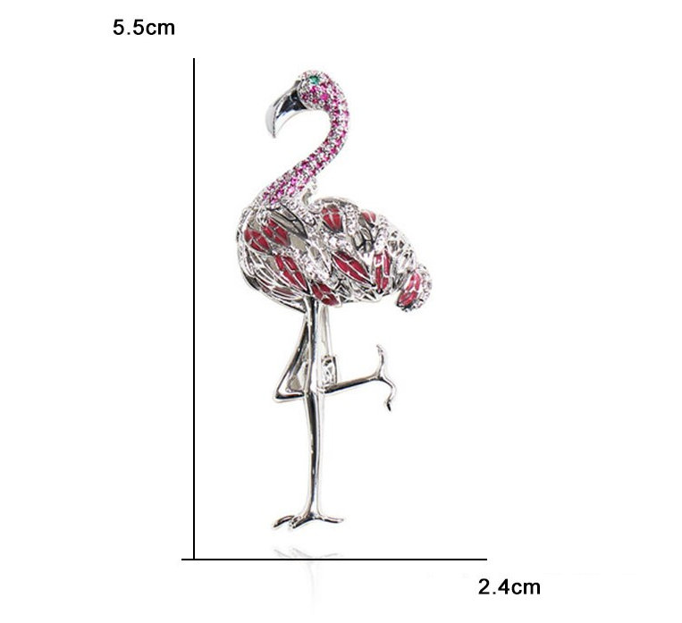 broche flamant rose sur une patte