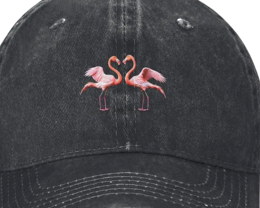 casquette noire avec flamants roses