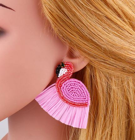 belles boucles d'oreilles flamant rose en perles