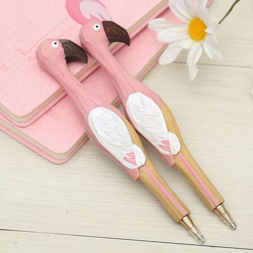 flamant rose en stylo de bois