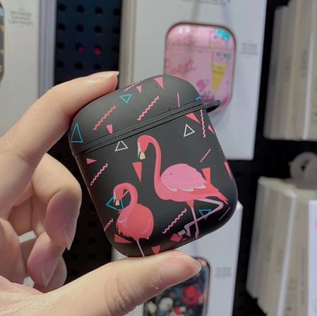 coque pour chargeur airpods couleur noir avec flamant rose