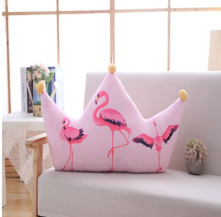 coussin en forme de couronne avec flamant rose