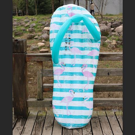 matelas flamant rose pour la plage